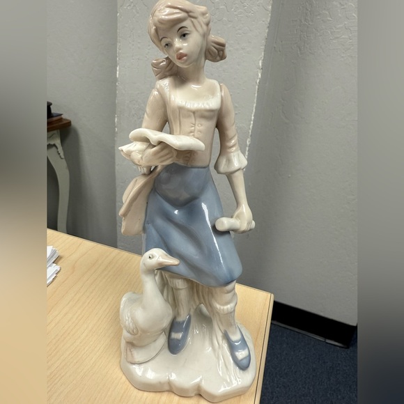 Duncan Royale Rare Vintage Espana  Porcelain Figurine Girl Goose Reading Blue - Picture 6 of 8